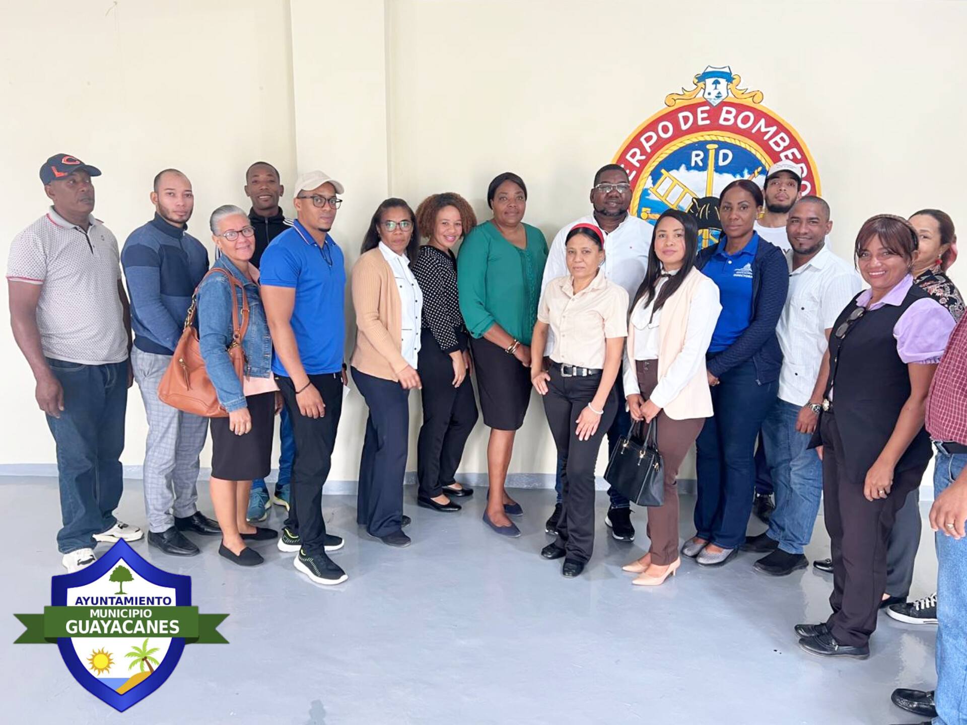 El alcalde Noel Cedeño, junto al profesor Julio Silvestre, presidió una reunión con directores y encargados de escuelas y liceos del municipio de Guayacanes.