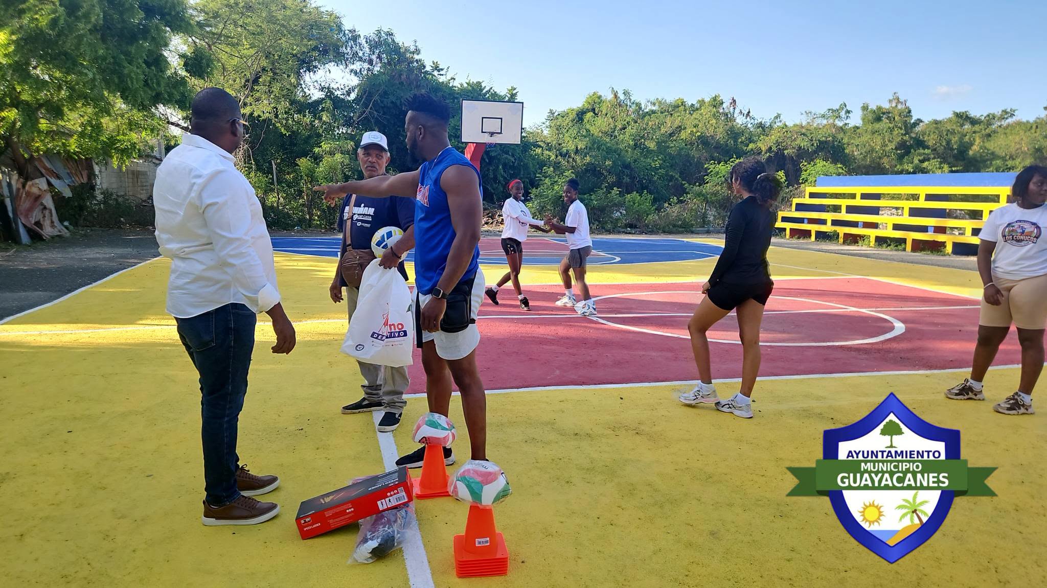 La Alcaldía Municipal de Guayacanes, encabezada por el alcalde Noel Cedeño, realizó la entrega de utilidades deportivas al Club de Voleibol de Los Conucos.